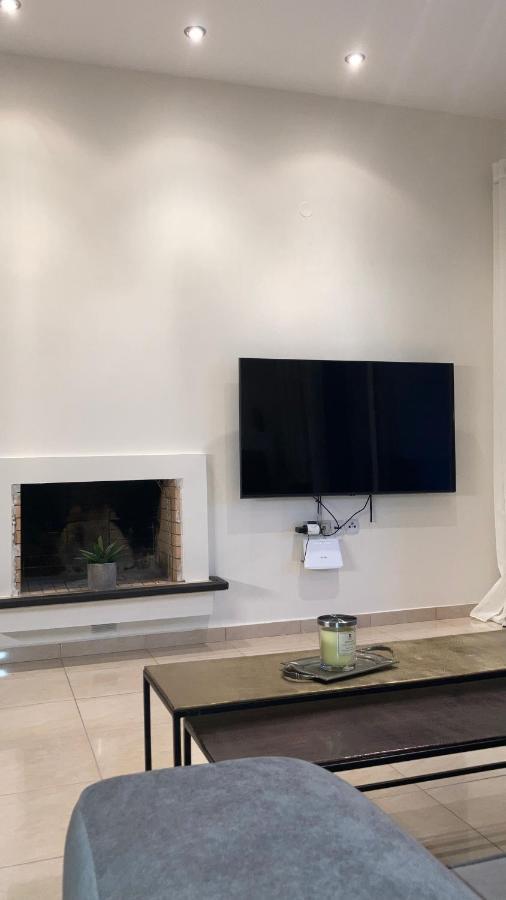 Bright Luxury Apt. Volos Bagian luar foto